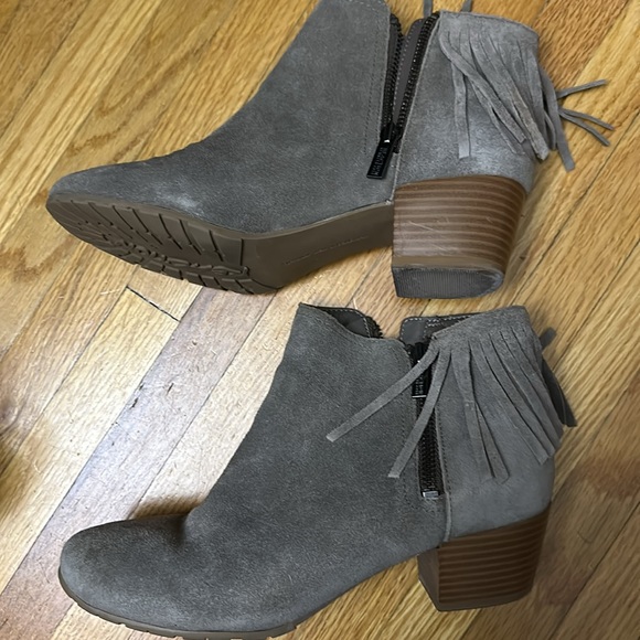 Khaki suede booties with ankle fringe - Picture 3 of 6